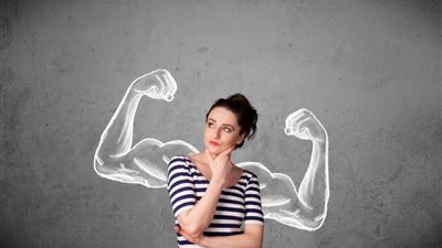 استشاري علاقات عاطفية تكشف أسباب استرجال الفتاة (فيديو)