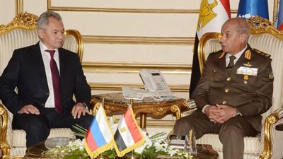 كواليس لقاء وزير الدفاع ونظيره الروسي (فيديو)