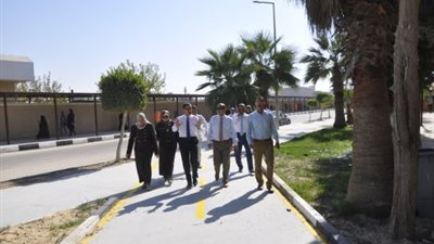 رئيس جامعة قناة السويس يتفقد مبنى الأنشطة الطلابية (صور)