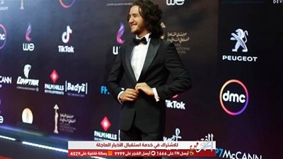 أحمد مالك يثير دهشة الحضور بالشعر الطويل في ختام مهرجان 