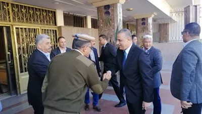 وصول محافظ سوهاج الجديد للديون العام (صور)