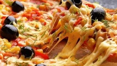 طريقة عمل البيتزا.. سهلة وسريعة (فيديو)