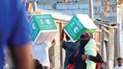 مركز الملك سلمان للإغاثة يوزع سلال غذائي لأكثر من 10 آلاف فرد بتعز وعدن