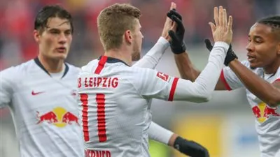 لايبزج يتصدر الدوري الألماني عقب فوز مثير على بادربورن 