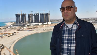 الجزار يستعرض جهازا يكثف بخار الماء المتواجد بالهواء ويحوله لمياه شرب نقية