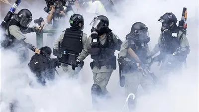 مسيرة سلمية في هونج كونج للاحتجاج على استخدام الشرطة للغاز المسيل للدموع