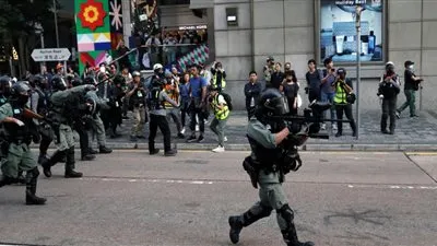 شرطة هونج كونج تطلق الغاز المسيل للدموع لتفريق المتظاهرين
