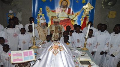 رسامة شمامسة من السودانيين بكنيسة شرق مدينة نصر