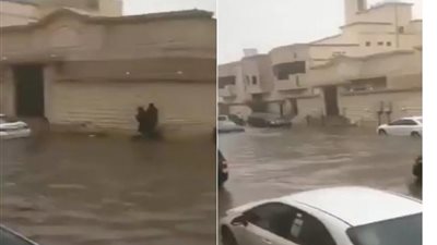 أمطار غزيرة تغرق شوارع جدة 