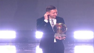 عاجل.. أول تعليق من ميسي بعد تتويجه بالكرة الذهبية السادسة
