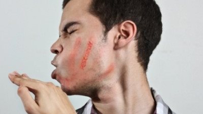 عامل يحرر محضرا يتهم رئيس حي بالغردقة بصفعة على وجهه