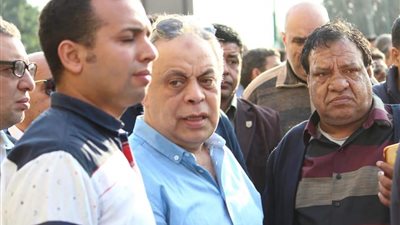 أشرف زكي يودع شعبان عبد الرحيم إلى مثواه الأخير (صور)