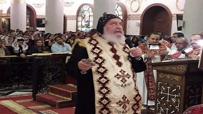 أسقف قنا يترأس القداس الإلهي من الكنيسة البطرسية بالعباسية