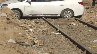 العناية الإلهية تنقذ سائق تاكسي عبر شريط القطار من معبر غير شرعي بالسويس (صور)