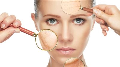 بكتيريا مُميتة.. دراسة تُحذر من أحمر الشفاه والماسكرا والكحل