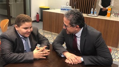 العناني يستقبل 