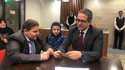 العناني يمنح 