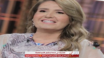 والد هنا شيحة يعطي درسا في الرسم لحفيده 