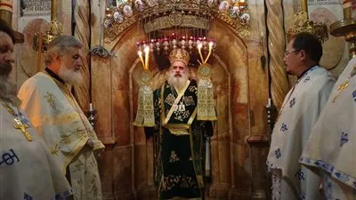 المطران عطاالله يترأس القدس الإلهي من القبر المقدس بكنيسة القيامة 