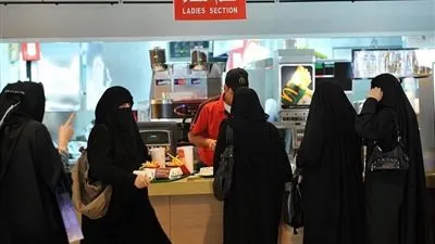  إلغاء اشتراط وجود أماكن دخول للعزاب والعائلات بالمطاعم 