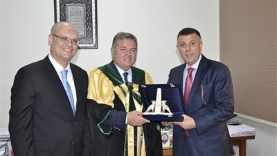 وزير قطاع الاعمال محكم في رسالة دكتوراه بتجارة عين شمس 