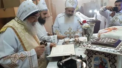 الأنبا مكاريوس يترأس القداس الإلهي بكنيسة مار جرجس بالمنيا