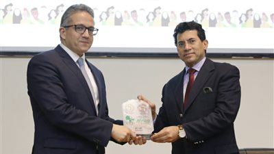 أشرف صبحي يهدي درع البرنامج التطوعي للاتحاد الأفريقي لوزير الآثار