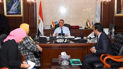 لمناقشة الحائط الحاجب للبحر.. محافظ الإسكندرية يعقد اجتماعا عاجلا  
