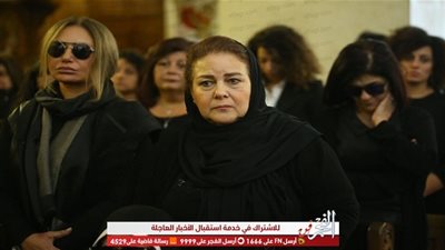 بالدموع والأحزان.. نجوم الفن يودعون عاشق السينما سمير سيف (صور)