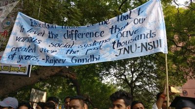 احتجاجات للطلاب الهنود على تخفيضات ميزانية التعليم وزيادة رسوم الجامعات