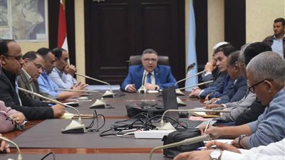 محافظ البحر الأحمر يناقش الموقف التنفيذى لتحسين الصورة الذهنية والبصرية بمدينة الغردقة 