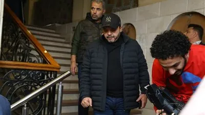 محمد هنيدي في عزاء الراحل سمير سيف