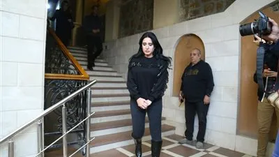 ميرنا وليد تصل عزاء المخرج الراحل سمير سيف