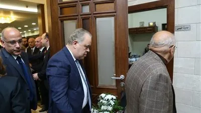 أشرف زكي يصل عزاء المخرج سمير سيف