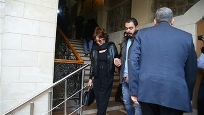 نبيلة عبيد في عزاء الراحل سمير سيف