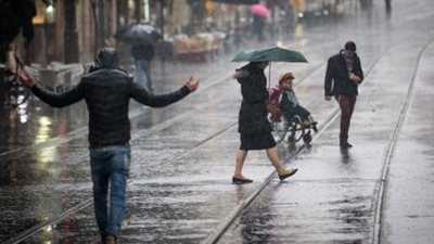 بعد تحذيرات الأرصاد الجوية.. توقف عن هذه الأفعال أثناء المطر!