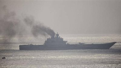 حريق ضخم بحاملة طائرات 