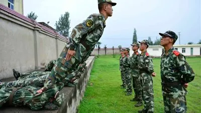 القوات شبه العسكرية الصينية تجري تدريبات لمكافحة الإرهاب في جبال شينجيانج