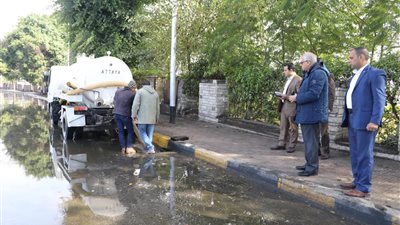 محافظ الجيزة يقود شفط مياه الأمطار.. ويجازي مسئول حي جنوب للنظافة
