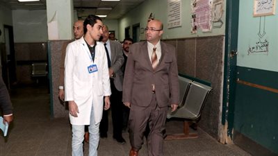 محافظ بني سويف يفاجئ مستشفى الواسطى ويحيل مشرفي النظافة للتحقيق