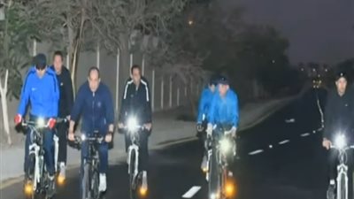 شاهد.. لقطات من جولة السيسي التفقدية بالدراجة في شرم الشيخ