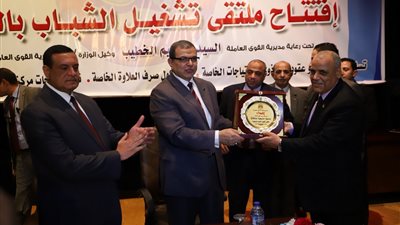 وزير القوى العاملة ومحافظ البحيرة يتبادلان الدروع في حفل تسليم شهادة أمان