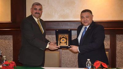 محافظ البحر الأحمر يلتقي وفد كلية القادة والأركان بالغردقة