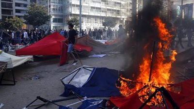 عناصر موالية لحزب الله تحرق خيام المتظاهرين وسط بيروت