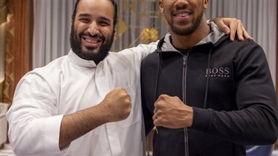 بطل العالم في الملاكمة يوجه تحية لولي العهد بعد فوزه في نزال الدرعية