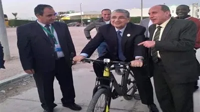وزير الكهرباء ورئيس القناة يستقلان دراجة خلال جولة بشرم الشيخ (صور)