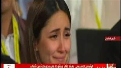 شاهد ماذا فعل السيسي مع فتاة كردية تبكي (فيديو)