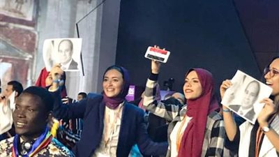 الشباب يرفعون صور الرئيس السيسي في حفل ختام منتدى شباب العالم