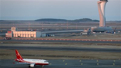 امرأة بحوزتها قنبلة تهدد بتفجير طائرة في مطار إسطنبول (فيديو)