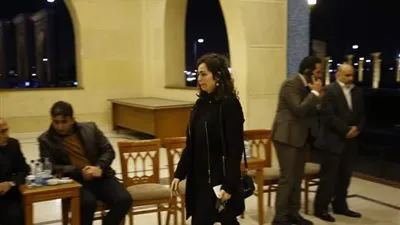 هبة مجدي تقدم واجب العزاء في وفاة والد سهر الصايغ